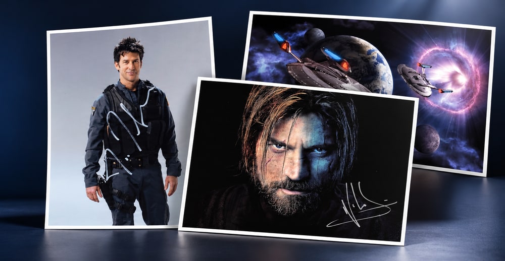 KI-Composing aus Shopbildern von Joe Flanigan, Nikolaj Coster-Waldau und dem Timewarp-Kunstdruck